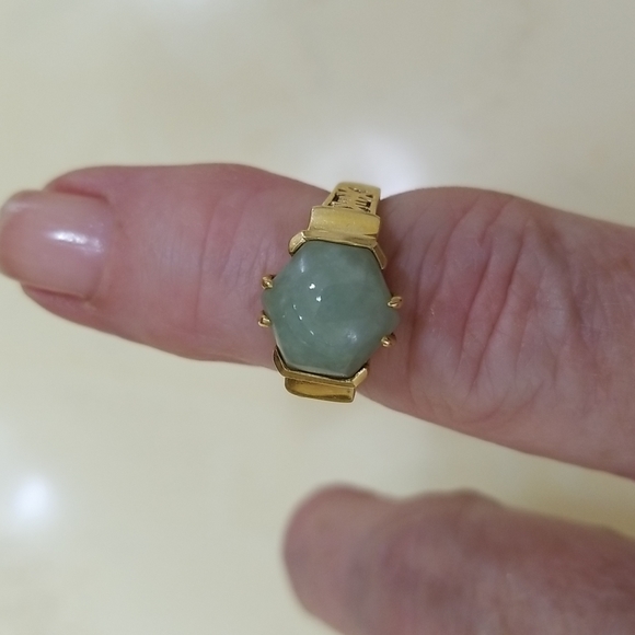 14kt gold jade ring